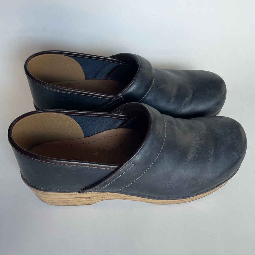 dansko professional size 41 women’s clogs navy leather with brown leather trim